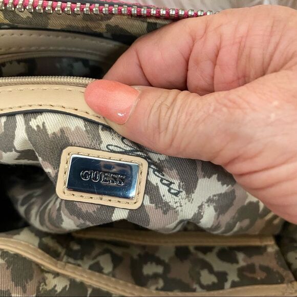 GUESS bright  Fuchia pink satchel bag with white cutout flower design - Picture 12 of 16